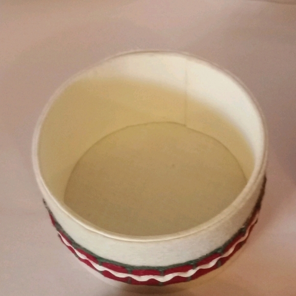 Set Of 2 Keepsake Gift Boxes Holiday Christmas Round Embroidery - Picture 10 of 11